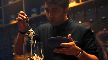 Jaeger-LeCoultre - Chef Himanshu Saini cocinando con precisión en una manufactura de relojes