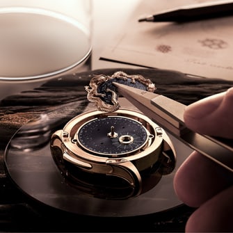 Jaeger-LeCoultre - Savoir-faire asset of a watchmaker putting the golden sculpted dragon on the dial of the Master Hybris Artistica Calibre 945 - Q52624A3