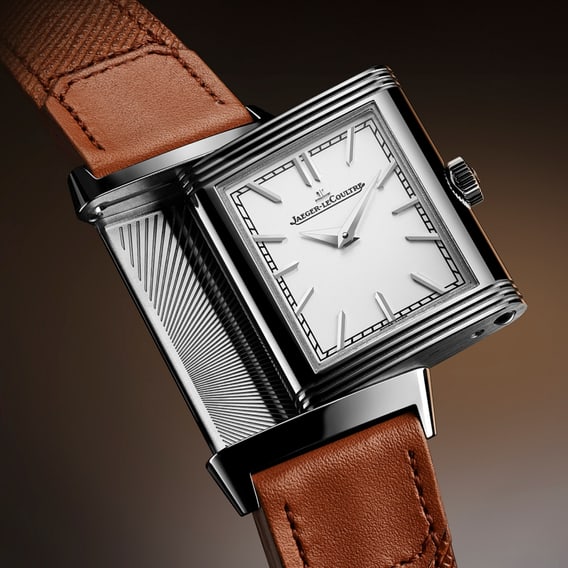 Imagen de reloj Jaeger-LeCoultre flotando, un Reverso Tribute Monoface en acero inoxidable con la esfera gris plateada girando para mostrar el otro lado del reloj, que puede personalizarse con un grabado - Q7168420