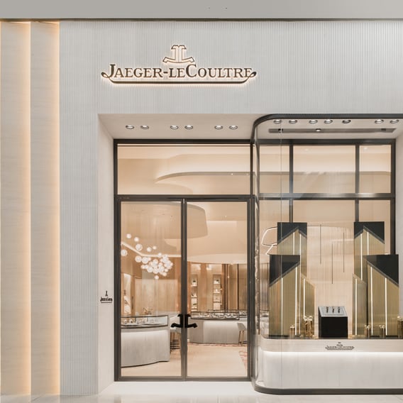 Imagen del exterior de la boutique insignia de Jaeger-LeCoultre en Dubai Mall con exposición de correas