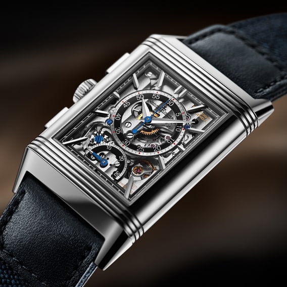 منظر تحليق في الهواء لإحدى ساعات Jaeger-LeCoultre؛ ساعة "ريفيرسو تريبيوت كرونوغراف" من الفولاذ المقاوم للصدأ، ميناء الكرونوغراف -  Q389848J