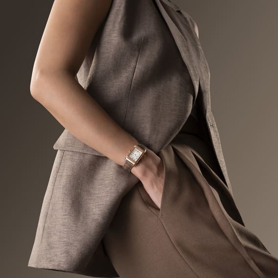 《Reverso Lady 女裝翻轉系列腕錶新作》活動，Reverso 翻轉系列腕錶 Q2602542, 手腕照