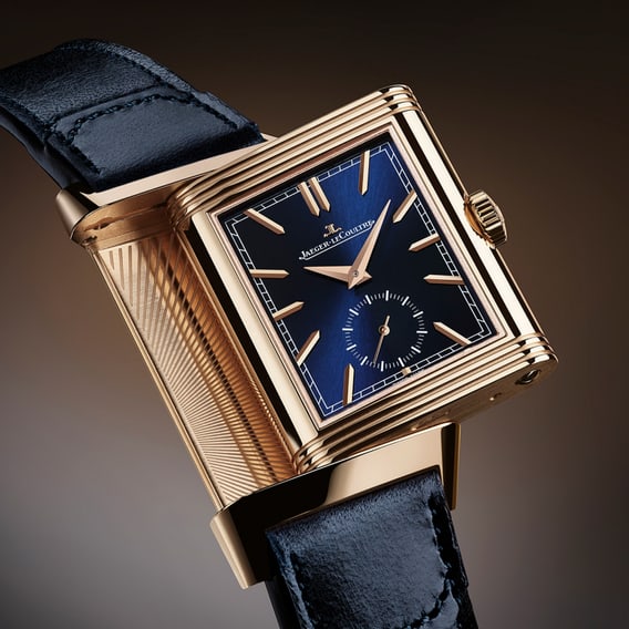 Imagen de reloj Jaeger-LeCoultre flotando, un Reverso Tribute Duoface Small Seconds en oro rosa con la esfera azul girando para mostrar la esfera gris plateada del otro lado del reloj - Q3982590