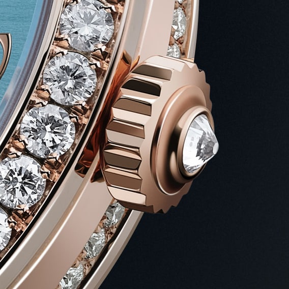 Close up asset of the diamond crown of the Rendez-Vous Jewellery Tourbillon with the serenity blue dial - Q3412480