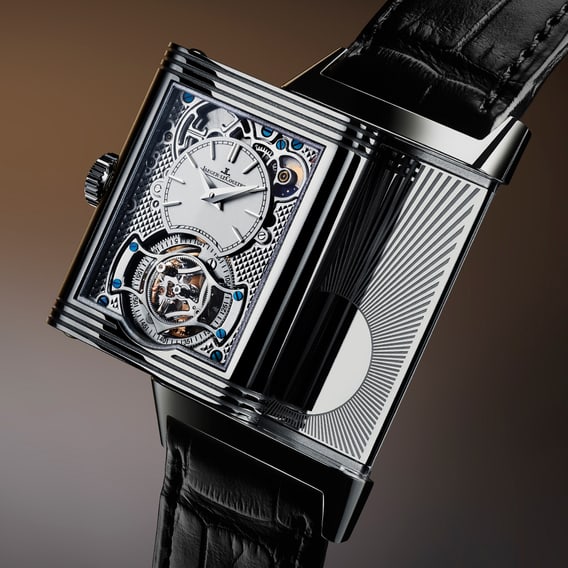 Imagen de reloj Jaeger-LeCoultre flotando, un Reverso Tribute Duoface Tourbillon en acero inoxidable girando para mostrar la esfera negra del otro lado del reloj - Q392845J