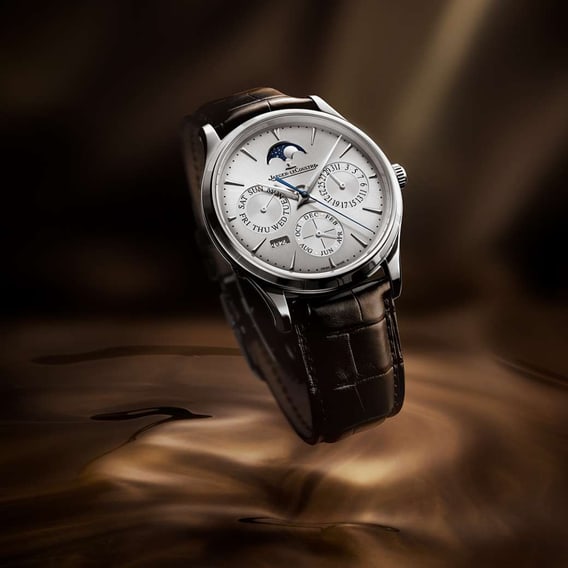 Prise en lévitation de la montre élégante Master Ultra Thin Perpetual Calendar de Jaeger-LeCoultre en acier et à cadran gris argenté - Q114842J