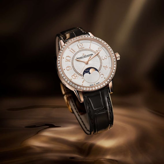 Prise en lévitation de la montre pour femme Rendez-Vous Moon de Jaeger-LeCoultre - Q3572430