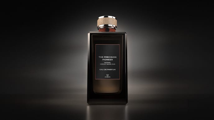 Photo du flacon de la fragrance Le Pionnier de la Précision du parfumeur français et membre du programme Made of Makers de Jaeger-LeCoultre, Nicolas Bonneville