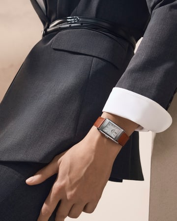 Imagem de uma mulher elegante usando um relógio Jaeger-LeCoultre Reverso Tribute Monoface com mostrador cinza prateado - Q7168420