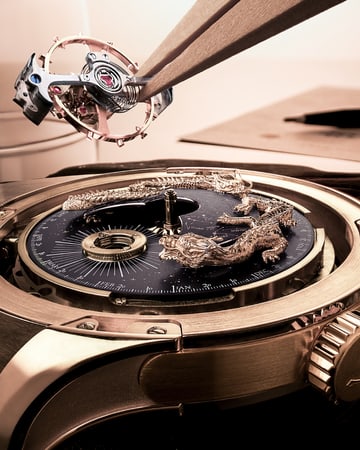 Jaeger-LeCoultre – Il savoir-faire di un orologiaio che monta il Calibro 945 sull’orologio Master Hybris Artistica Calibro 945 – Q52624A3