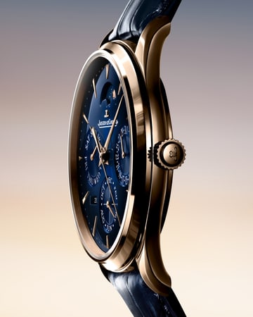 Master Ultra Thin Perpetual Calendar de Jaeger-LeCoultre en oro rosa con esfera azul, Q114258J - primer plano