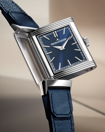 Imagem do relógio Jaeger-LeCoultre Reverso Tribute Monoface girando em seu mostrador azul com sua pulseira Fagliano azul - Q716848J