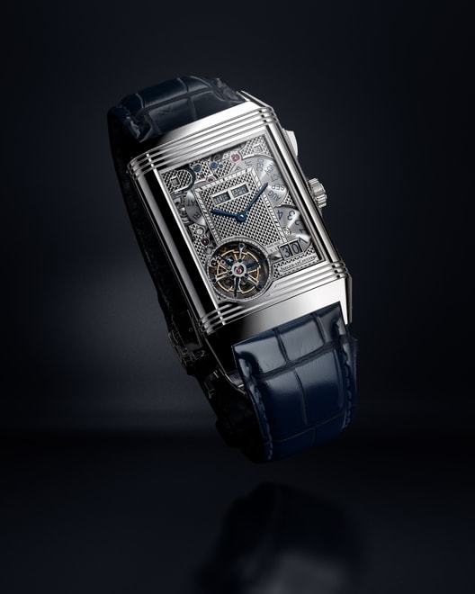 منظر تحليق في الهواء لساعة REVERSO HYBRIS MECHANICA CALIBRE من Jaeger-LeCoultre