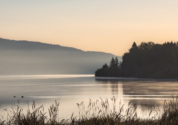 Lac à l’extérieur de la Manufacture Jaeger-LeCoultre dans la Vallée de Joux