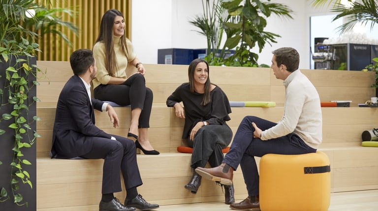 Employés de Jaeger-LeCoultre partageant un moment au Campus Genevois de la Haute Horlogerie à Genève en Suisse.