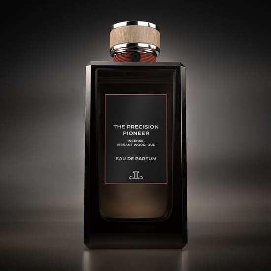 Photo du flacon de la fragrance Le Pionnier de la Précision du parfumeur français et membre du programme Made of Makers de Jaeger-LeCoultre, Nicolas Bonneville