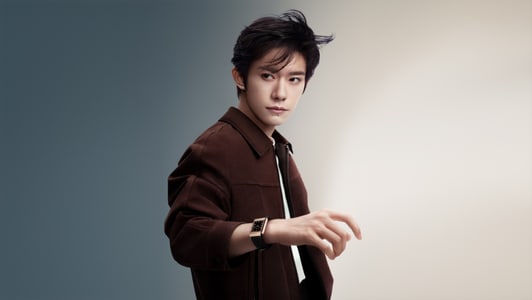 Jaeger-LeCoultre – Imagem de Jackson Yee vestindo uma jaqueta e tocando música Two Souls e usando um relógio de ouro rosa Jaeger-LeCoultre Tribute Chronograph. - Q389257J