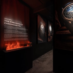 Jaeger-LeCoultre - stand con luz tenue e historia sobre el relojero en la Exposición The Precision Pioneer en Dubái