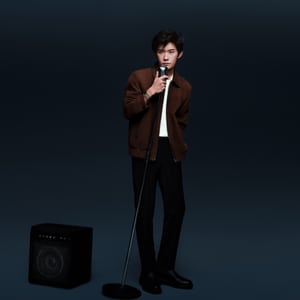 Jaeger-LeCoultre - Imagem de Jackson Yee vestindo uma jaqueta e cantando Two Souls em um microfone usando um relógio Jaeger-LeCoultre Tribute Chronograph em ouro rosa em um fundo escuro - Q389257J