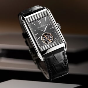 Imagen de reloj Jaeger-LeCoultre flotando, un Reverso Tribute Duoface Tourbillon en acero inoxidable con la esfera negra - Q392845J