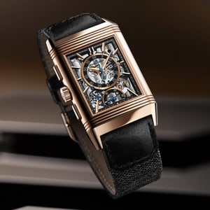 Imagen de reloj Jaeger-LeCoultre flotando, un Reverso Tribute Chronograph en oro rosa con la esfera del cronógrafo- Q389257J