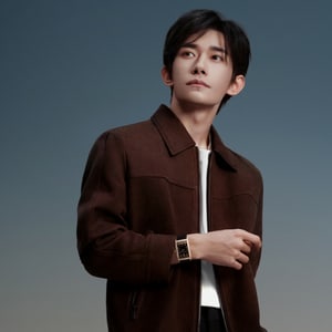 Jaeger-LeCoultre - Imagem de Jackson Yee vestindo uma jaqueta e tocando música Two Souls e usando um relógio Jaeger-LeCoultre Tribute Chronograph Gold Pink, com o céu ao fundo - Q389257J