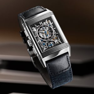 Imagen de reloj Jaeger-LeCoultre flotando, un Reverso Tribute Chronograph en acero inoxidable con la esfera del cronógrafo- Q389848J